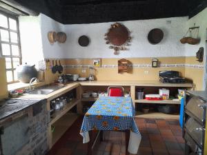 uma cozinha com uma mesa no meio em Casa Campestre SUANOGA em Pesca