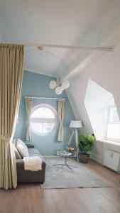 a living room with a couch and a window at Lieblingsapartment No.9 in Top-Lage für 2 Gäste in Rostock