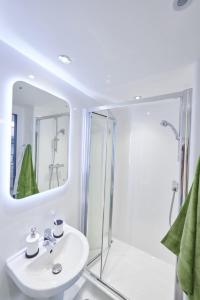 bagno bianco con lavandino e specchio di Modern Ensuites with Shared Kitchen at Trinity View Student Accommodation in Coventry for Students Only a Coventry