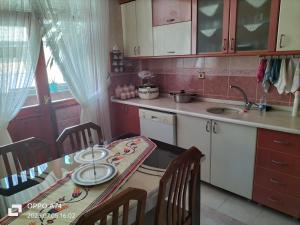 eine kleine Küche mit einem Tisch und einem Waschbecken in der Unterkunft Gündoğdu 