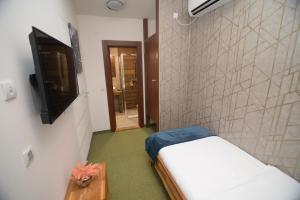 En eller flere senger på et rom på Apartmani Čarolija