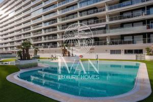 ein großes Apartmenthaus mit Pool in der Unterkunft Casa Santiago Ivan Luxury Homes 9ªPlta Posterior 1ªLínea in Oropesa del Mar