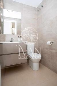 Ein Badezimmer in der Unterkunft Casa Santiago Ivan Luxury Homes 9ªPlta Posterior 1ªLínea