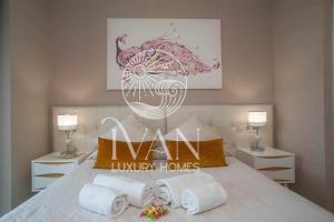 Ein Bett oder Betten in einem Zimmer der Unterkunft Casa Santiago Ivan Luxury Homes 9ªPlta Posterior 1ªLínea