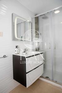 ein Badezimmer mit Waschbecken und Dusche in der Unterkunft Casa Santiago Ivan Luxury Homes 9ªPlta Posterior 1ªLínea in Oropesa del Mar