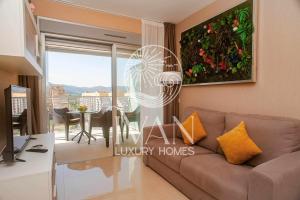ein Wohnzimmer mit einer Couch und einem Tisch in der Unterkunft Casa Santiago Ivan Luxury Homes 9ªPlta Posterior 1ªLínea in Oropesa del Mar
