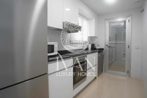 Küche/Küchenzeile in der Unterkunft Casa Santiago Ivan Luxury Homes 9ªPlta Posterior 1ªLínea