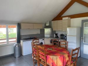 Η κουζίνα ή μικρή κουζίνα στο Appartement familial à Crots +6 φωτογραφίες