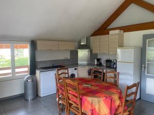 A kitchen or kitchenette at Appartement familial à Crots