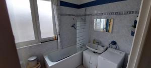 y baño con lavabo, bañera y aseo. en Les Marronniers 30, en Berck-sur-Mer