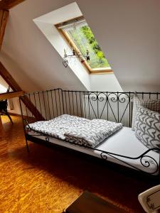 Bett in einem Zimmer mit Fenster in der Unterkunft Apartmán na horách, Plešivec in Pstruží