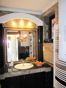 a bathroom with a sink and a mirror at Zrínyi ház in Szántód