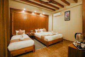 una camera d'albergo con due letti di Paradise Boutique Hotel a Pokhara