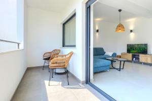ein Wohnzimmer mit einem Sofa und einem Tisch in der Unterkunft Apartments La Scogliera Rovinj in Rovinj