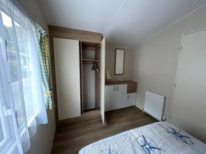 Un pat sau paturi într-o cameră la Chalet Kegelrobbe mir riesiger überdachter Terrasse am Kransburger See 544