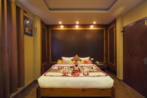 Un pat sau paturi într-o cameră la Paradise Boutique Hotel