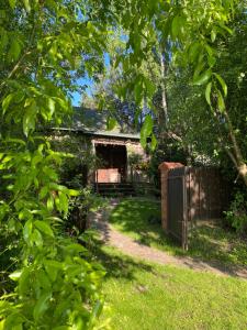 een tuin met een huis en een hek bij Domek z prywatną plażą i sauną in Mikołajki