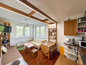 cocina y sala de estar con mesa y sillas en CHALUPA V ZÁPADNÝCH TATRÁCH, en Bobrovec