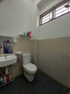 A bathroom at Rasa Sayang Homestay - Gated & Guarded