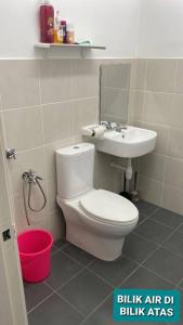 A bathroom at Rasa Sayang Homestay - Gated & Guarded