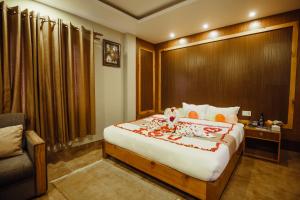 Un pat sau paturi într-o cameră la Paradise Boutique Hotel