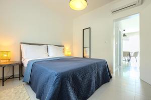 1 dormitorio con 1 cama con manta azul en Apartments La Scogliera Rovinj, en Rovinj