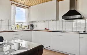 Køkken eller tekøkken på Lovely Home In Bandholm With Kitchen