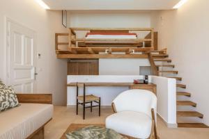 Habitación con litera, escritorio y silla. en Aya Sofia Suites en Mykonos ciudad