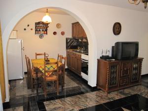 サーントードにあるZrínyi házのキッチン、ダイニングルーム(テーブル、冷蔵庫付)