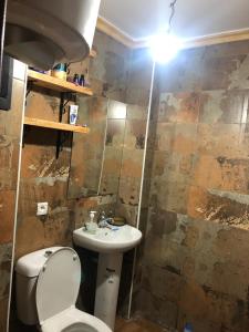 La salle de bains est pourvue de toilettes et d'un lavabo. dans l'établissement Wifak Temara, à Temara