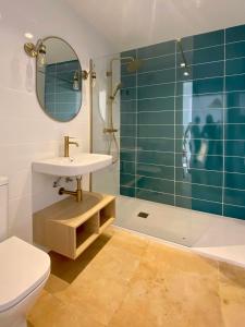 a bathroom with a toilet and a sink and a shower at Villa Barracot in Deltebre