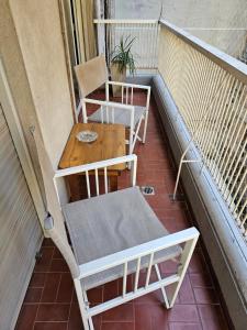 a balcony with two chairs and a table at Apartamento in Rosario