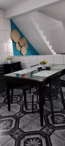 AEROHOSTEL Brasil في جوارولوس: طاولة بينج بونغ في غرفة بها درج