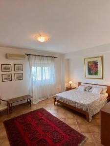 1 dormitorio con cama y alfombra roja en BellaVista Apartments, en Taormina