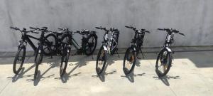 eine Gruppe Fahrräder, die neben einer Wand geparkt sind in der Unterkunft A Casa do Holandês in Vieira do Minho