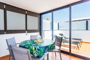 uma sala de jantar com mesa e cadeiras em Eslanzarote ECO TANA HOUSE, super wifi, Tv satélite, Bbq em Playa Honda