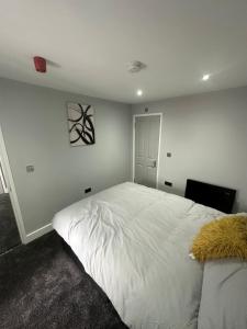 Thornaby on TeesにあるRoyal Apartmentsの部屋にある大きな白いベッドのある寝室 +5枚の写真