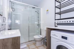 ein Badezimmer mit Toilette, Waschbecken und Waschmaschine in der Unterkunft Eslanzarote TANA HOUSE, super wifi, Tv satélite, Bbq in Playa Honda + 60 Fotos