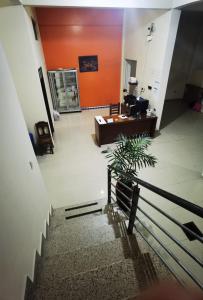 korytarzem ze schodami w budynku w obiekcie Hostal Killa360 Luna w mieście Santa Cruz de la Sierra