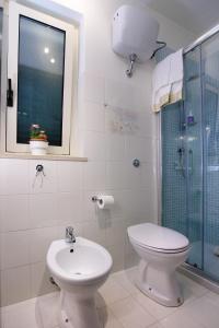 W łazience znajduje się toaleta, umywalka i prysznic. w obiekcie LA DIMORA DI MINERVA w mieście Minervino Murge