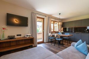 TV a/nebo společenská místnost v ubytování Apartments Karbon