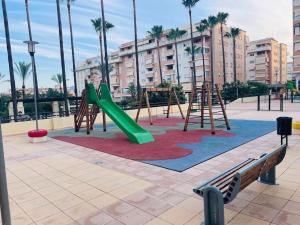 plac zabaw ze zjeżdżalnią i dziewczyną na nim w obiekcie Apartamento Torre Atalaya-Teatinos Malaga capital w Maladze