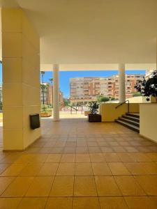 duży pokój z kolumnami i schodami w budynku w obiekcie Apartamento Torre Atalaya-Teatinos Malaga capital w Maladze