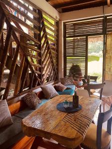 sala de estar con mesa de madera y sofá en Utria hostel en El Valle