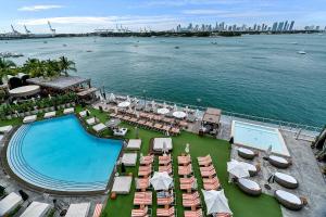 - une vue aérienne sur un complexe avec une piscine dans l'établissement 1100 West South Beach Luxe Miami Condos by Joe Semary, à Miami Beach