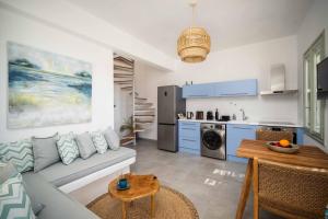 a living room and kitchen with a couch and a table at Armonia Villa Serifos in Rámos