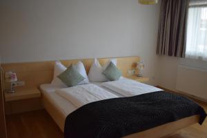 Una cama o camas en una habitación de Hotel Kleißl