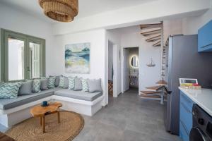 a living room with a couch and a table at Armonia Villa Serifos in Rámos