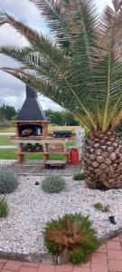 un parc avec un kiosque et un palmier dans l'établissement Mignon petit appartement indépendant, à Mérignac