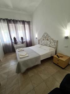 sypialnia z dużym łóżkiem i stołem w obiekcie Camere al Mare w mieście Lido di Camaiore